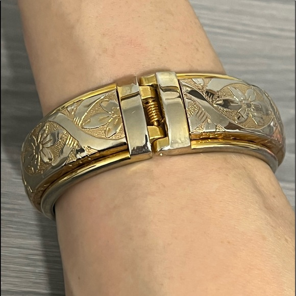Vintage Hinged Gold Bracelet with Floral and Ribbon Design - Picture 4 of 7